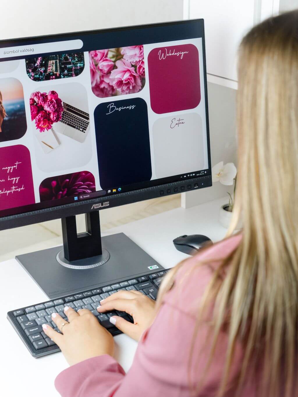 Hüber-Szántó Szandi webdesigner munka közben